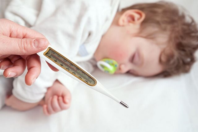 Mùa hè cảnh giác với sốt virus ở trẻ em